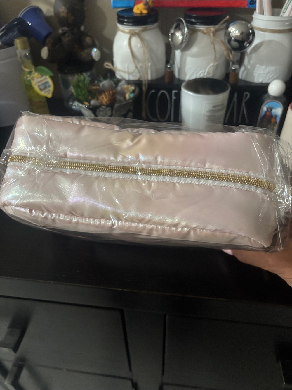 Crème Pink Quilted Cosmetic Bag - Picture 4 of 4